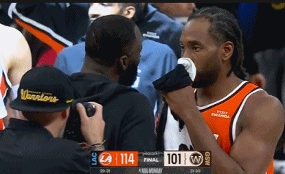 B体育官方网站-场下是朋友!赛后小卡&加兰分别与追梦拥抱聊天 小卡还与库里交谈