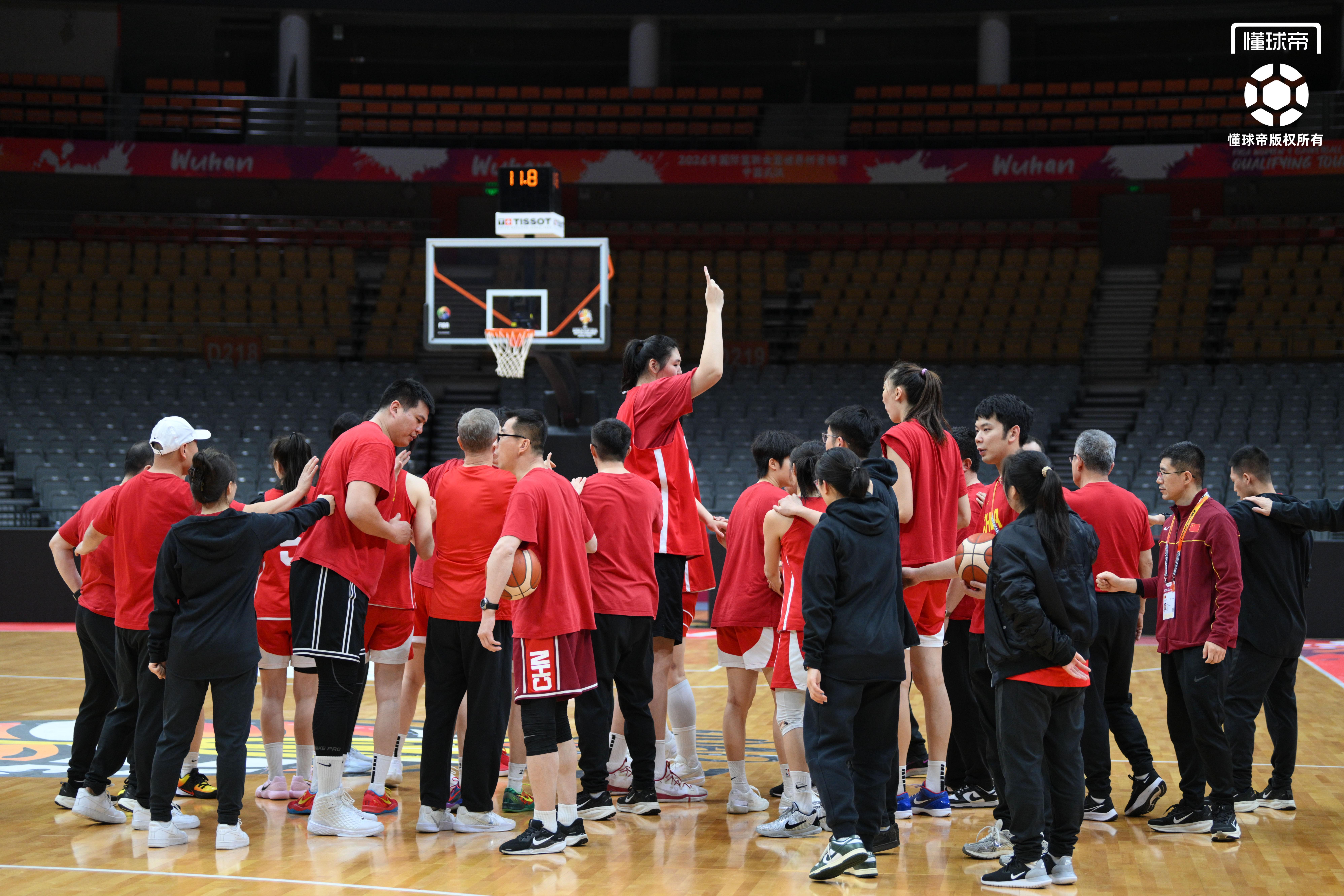 B体育-中国女篮世预赛最后一练，王治郅到场观看&amp;amp;全队精神饱满